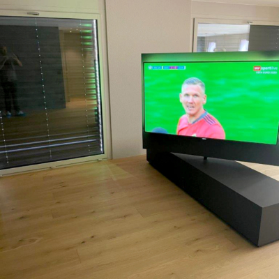 Ein weiteres SwissHD Highlight! das TV Modul kann 320 Grad gedreht werden,
der Sound ist im TV Modul integriert und folgt somit dem Bild mit.
Dadurch ist immer ein perfektes Klangerlebnis garantiert.