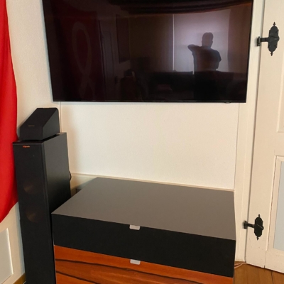 SwissHD Heimkino Lösung auf unsichtbaren Rollen für optimales handling,
 der Centerlautsprecher befindet im oberen Teil unter der Stoffabdeckung.
Unten der AV Rceiver mit DVD Player und Switch, Wifi Repeater.