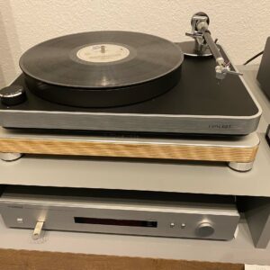WD-Oensingen-AG_SwissHD_Moebel_Rowen_Lautsprecher_NAD_C388_Verstaerker_Clearaudio_Concept_Plattenspieler-4