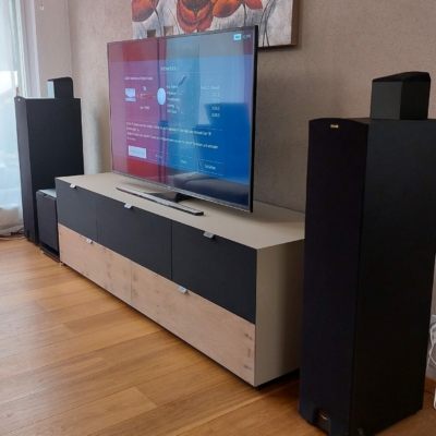 Harmonische SwissHD Heimkino Applikation:
AV Receiver, Center Lautsprecher und DVD Player optimal unter den Stoffabdeckungen platziert.
Das Auge hört mit und freut sich an dieser großartigen Lösung.